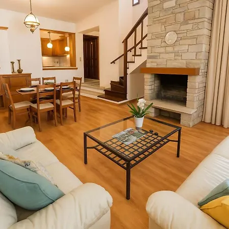 Paradise Found At Thalia's Poolside باراليا ساني