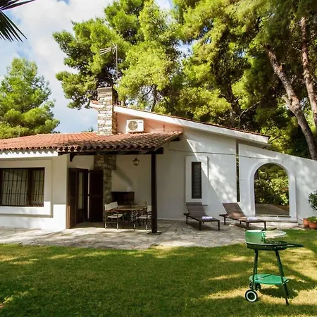 Villa Paradise Found At Thalia's Poolside *
