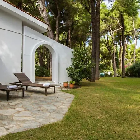 Villa Paradise Found At Thalia's Poolside *